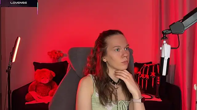 Snapshot of DivineBite chatting on October 9, 5:00 pm DivineBite online show from October 9, 5:00 pm