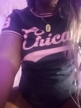 Snapshot of EmilyyRosee_ chatting on April 16, 10:05 am EmilyyRosee online show from April 16, 10:05 am