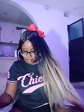 Snapshot of EmilyyRosee_ chatting on April 16, 11:18 pm EmilyyRosee online show from April 16, 11:18 pm