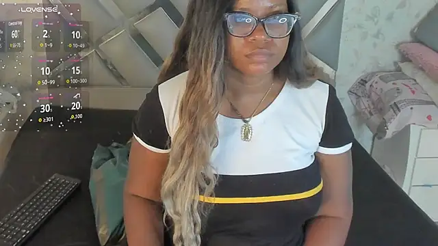 Snapshot of EmilyyRosee_ chatting on May 19, 8:04 pm EmilyyRosee online show from May 19, 8:04 pm