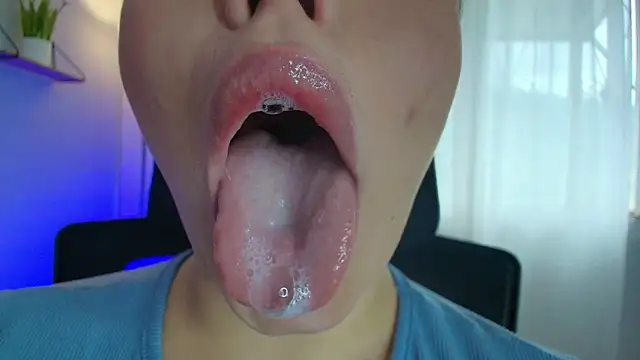 Snapshot of lisbet21x chatting on March 6, 2:29 pm lisbet21x online show from March 6, 2:29 pm