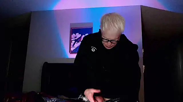 Snarfle82 online show from November 13, 1:04 am