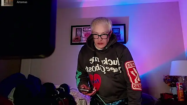 Snarfle82 online show from December 4, 4:00 am