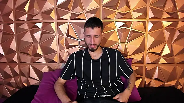 Snapshot of sam_bisex chatting on February 24, 2:31 am sam bisex online show from February 24, 2:31 am