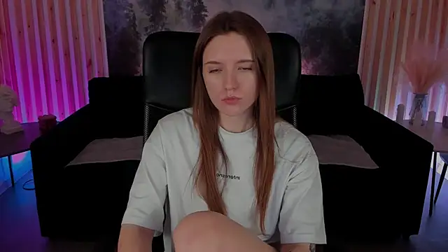 Snapshot of JennyDens chatting on February 19, 8:33 am JennyDens online show from February 19, 8:33 am