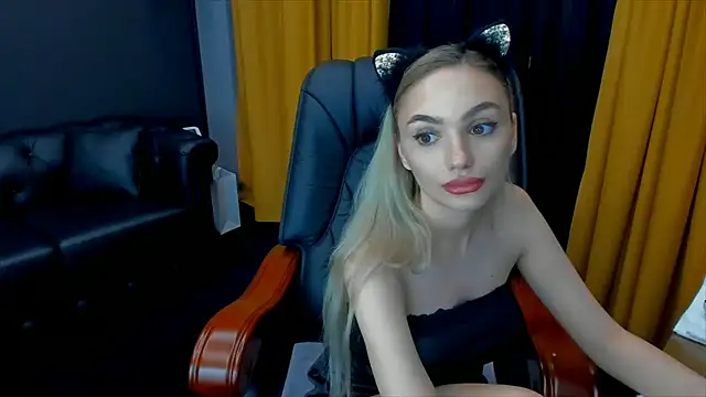 Snapshot of HaleySweet18 chatting on July 3, 10:38 pm HaleySweet18 online show from July 3, 10:38 pm
