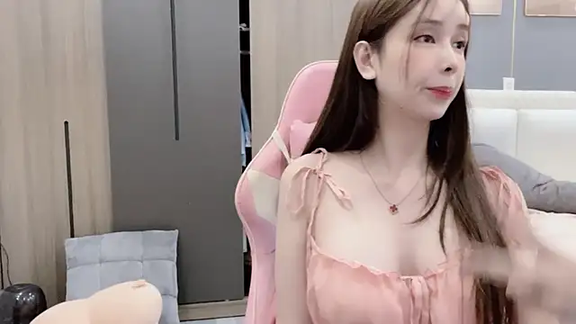 Snapshot of ANNA102 chatting on February 6, 8:18 am ANNA102 online show from February 6, 8:18 am