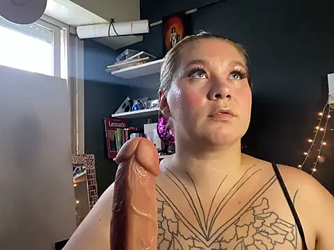 Snapshot of Enotika chatting on February 5, 6:59 pm Enotika online show from February 5, 6:59 pm