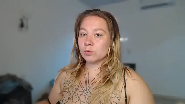 Snapshot of Enotika chatting on December 13, 9:53 pm Enotika online show from December 13, 9:53 pm