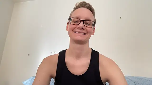 Snapshot of LeahWilde chatting on February 14, 5:03 pm LeahWilde online show from February 14, 5:03 pm