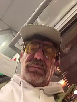 Snapshot of maxximere chatting on February 23, 11:24 pm maxximere online show from February 23, 11:24 pm