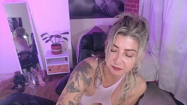 Snapshot of agnes_blackmoree chatting on July 25, 1:04 am agnes blackmoree online show from July 25, 1:04 am