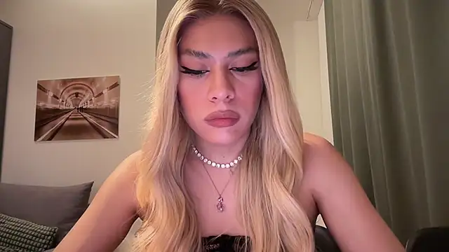 Snapshot of saray_doll chatting on March 5, 10:17 pm saray doll online show from March 5, 10:17 pm