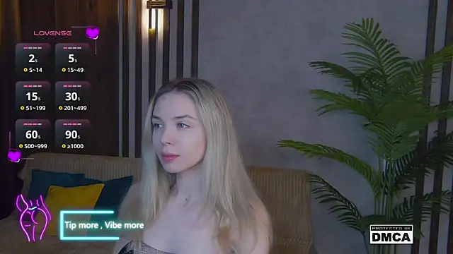 Snapshot of Holl1Would chatting on February 1, 3:41 am Holl1Would online show from February 1, 3:41 am