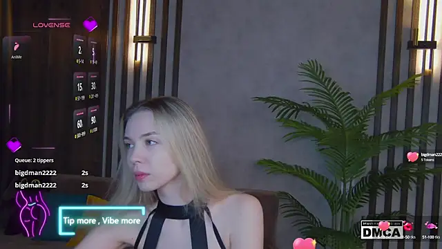 Snapshot of Holl1Would chatting on February 13, 4:22 am Holl1Would online show from February 13, 4:22 am