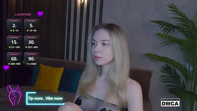 Snapshot of Holl1Would chatting on February 21, 3:34 am Holl1Would online show from February 21, 3:34 am