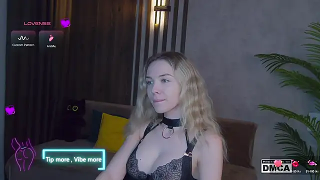 Snapshot of Holl1Would chatting on March 1, 3:53 am Holl1Would online show from March 1, 3:53 am