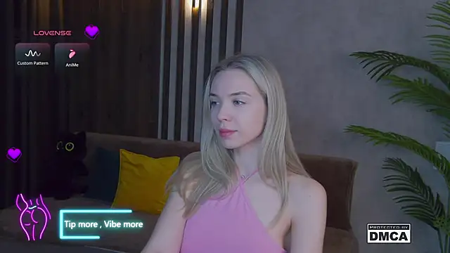 Snapshot of Holl1Would chatting on March 4, 3:55 am Holl1Would online show from March 4, 3:55 am