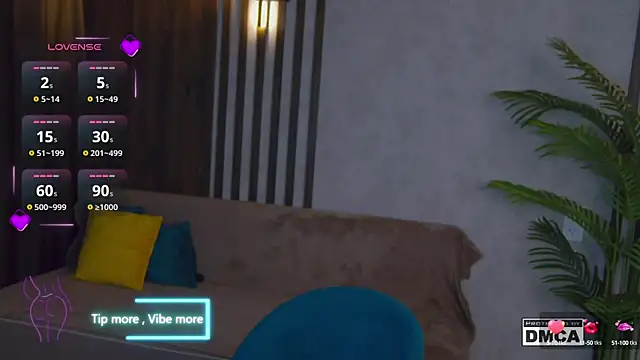 Snapshot of Holl1Would chatting on March 14, 3:48 am Holl1Would online show from March 14, 3:48 am