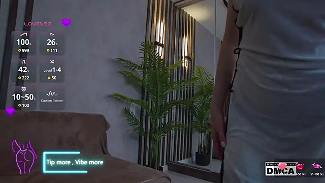 Snapshot of Holl1Would chatting on March 15, 6:47 am Holl1Would online show from March 15, 6:47 am