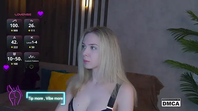 Snapshot of Holl1Would chatting on March 22, 7:20 pm Holl1Would online show from March 22, 7:20 pm