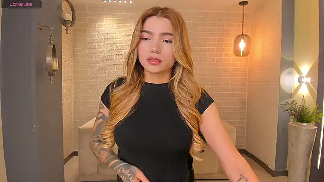 Snapshot of LexieWayne chatting on February 21, 12:17 pm LexieWayne online show from February 21, 12:17 pm