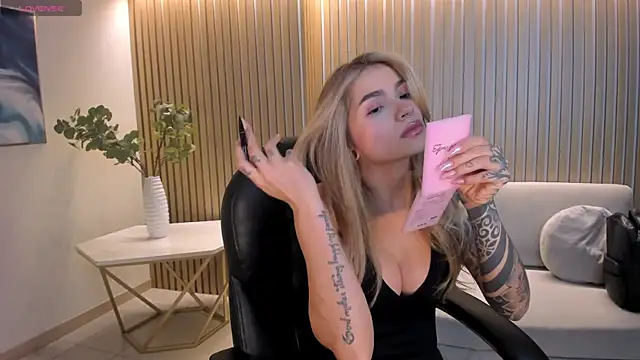 LexieWayne online show from March 26, 9:31 pm