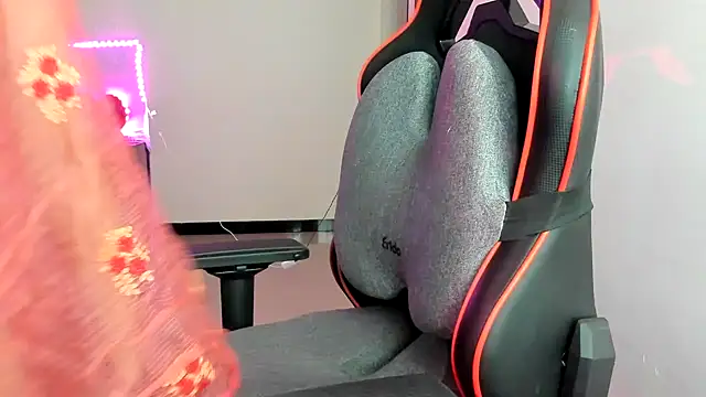 Snapshot of South_indian_tickly chatting on December 6, 10:41 pm South indian tickly online show from December 6, 10:41 pm