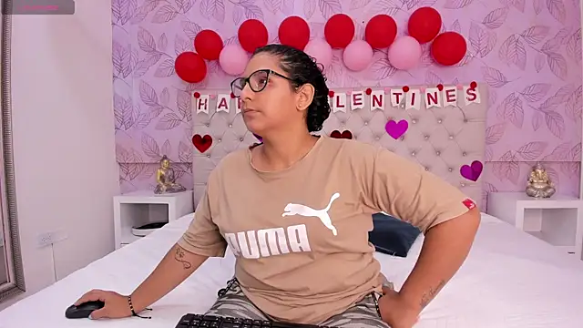 DanielleEvans  online show from February 14, 11:21 am