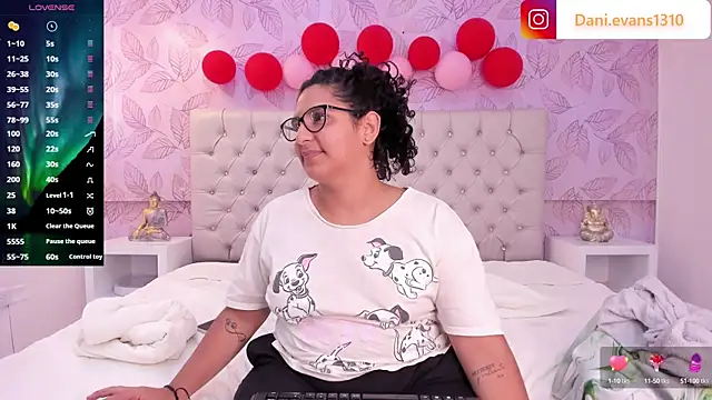 DanielleEvans  online show from February 18, 10:36 pm