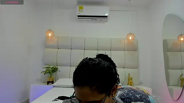 DanielleEvans  online show from October 27, 11:36 am