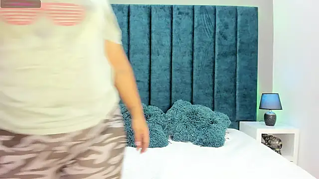 DanielleEvans  online show from December 4, 11:19 am