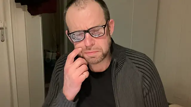 Snapshot of FABIOGLASSES chatting on December 3, 11:25 pm FABIOGLASSES online show from December 3, 11:25 pm