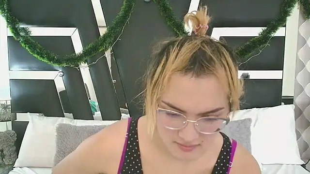 Snapshot of katya_kozlov chatting on January 19, 3:18 am katya kozlov online show from January 19, 3:18 am