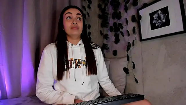 aisha es online show from March 11, 10:31 pm