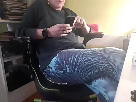 Snapshot of feathersify chatting on October 29, 8:38 am feathersify online show from October 29, 8:38 am