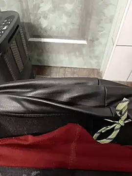 Snapshot of feathersify chatting on November 6, 6:58 am feathersify online show from November 6, 6:58 am