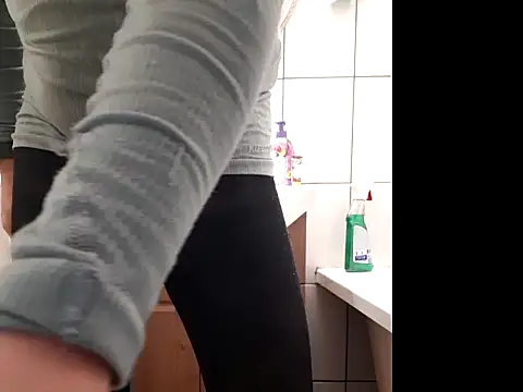 Snapshot of feathersify chatting on November 17, 6:52 am feathersify online show from November 17, 6:52 am