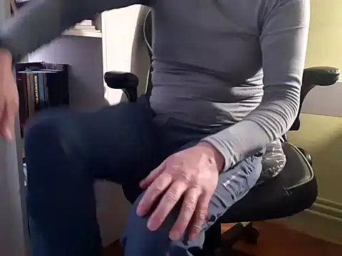 Snapshot of feathersify chatting on November 26, 6:47 am feathersify online show from November 26, 6:47 am