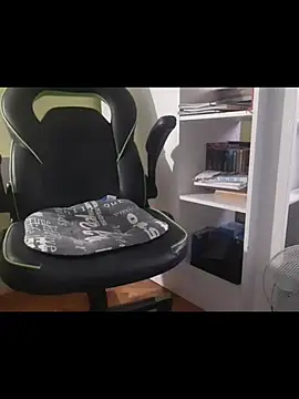 Snapshot of feathersify chatting on December 5, 6:44 am feathersify online show from December 5, 6:44 am