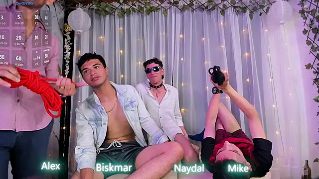 Snapshot of EuphoriaBoys chatting on December 9, 7:39 pm EuphoriaBoys online show from December 9, 7:39 pm