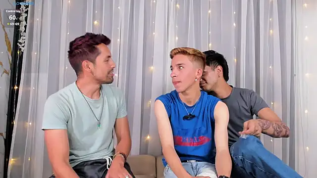 Snapshot of EuphoriaBoys chatting on February 2, 9:02 pm EuphoriaBoys online show from February 2, 9:02 pm