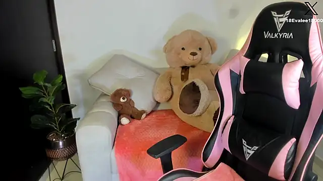 Snapshot of eval_lee18 chatting on February 13, 8:45 pm eval lee18 online show from February 13, 8:45 pm