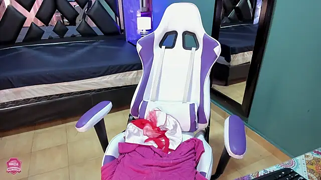 Linda4Petite online show from March 10, 9:40 pm