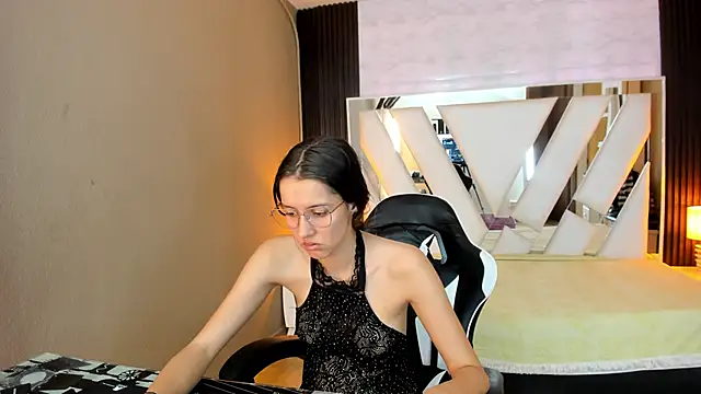 Linda4Petite online show from March 9, 6:34 pm