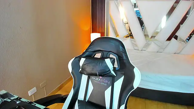 Linda4Petite online show from March 31, 6:30 pm