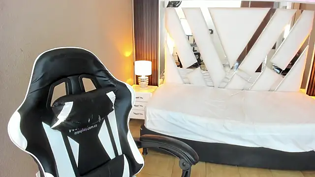 Linda4Petite online show from April 12, 2:55 pm