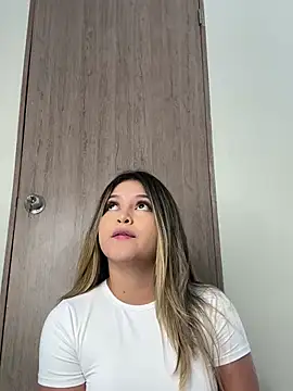 lunablossom  online show from February 2, 4:54 pm