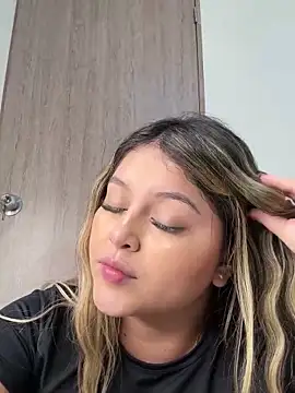 lunablossom  online show from February 16, 8:33 pm