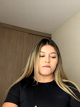 lunablossom  online show from September 23, 9:18 pm